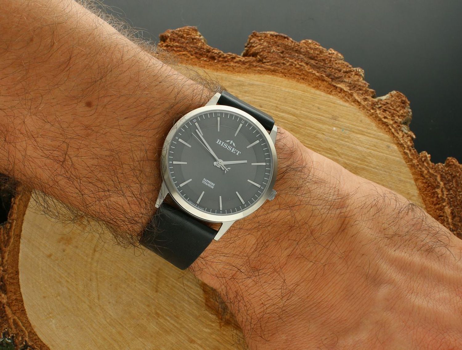 Elegancki zegarek męski Bisset z tytanową kopertą, skórzanym paskiem, mechanizmem RONDA SWISS EOL i szafirowym szkłem. Wodoszczelność 30M, odporny na zachlapania.1.webp